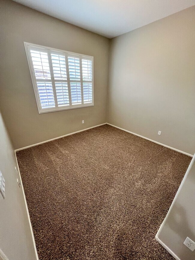 Building Photo - 3 bedroom SINGLE STORY home in Winchester on HUGE corner lot