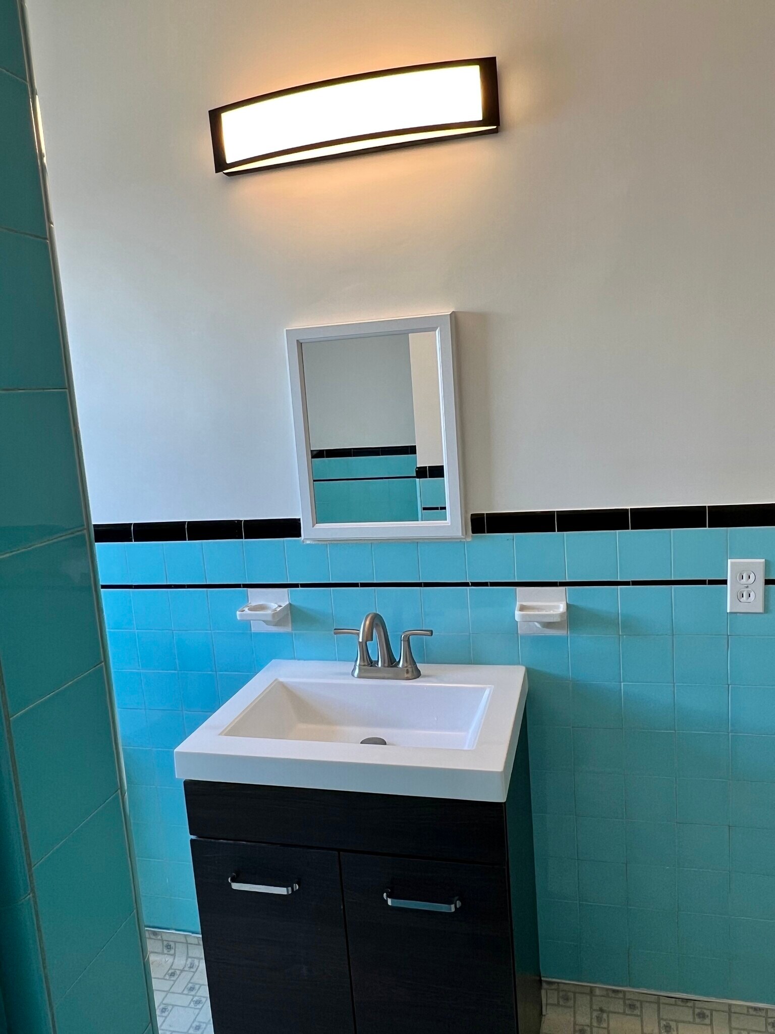 Building Photo - 228 E 17th St