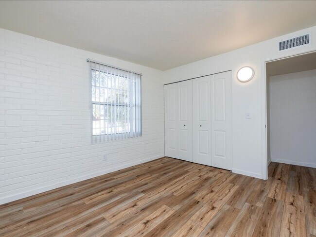 Building Photo - 4 Bedroom 2 Bathroom