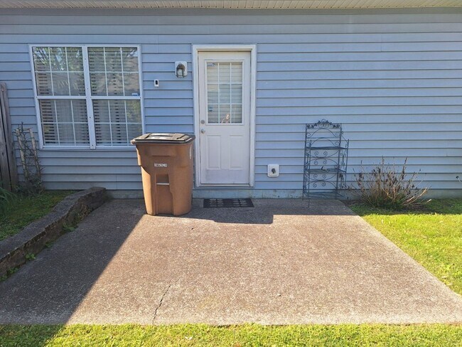 Building Photo - One level living in NorthWest Knoxville