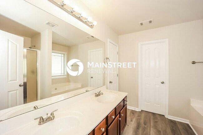 Building Photo - 4 Bedroom Pet-Friendly Home in Fairburn, G...