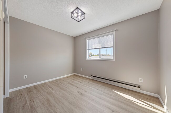 Building Photo - 1402 Division St W