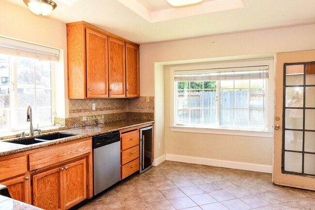 Building Photo - 485 Deer Creek Dr