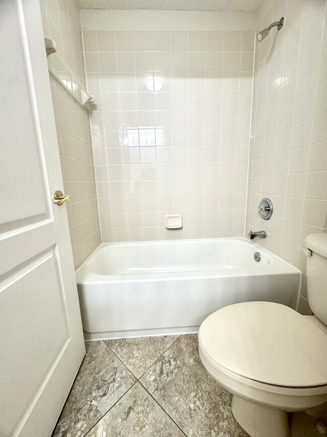 Building Photo - Beautifully Updated 4/3, Gated Community, ...