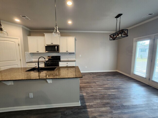 Building Photo - 5 Bedroom 3 Bath 2 Car Garage in Forsyth C...