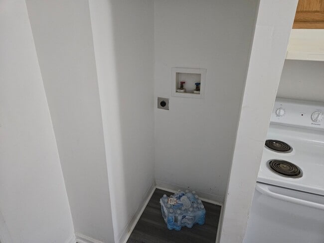 Building Photo - 2 Bedroom 1 Bath Townhouse
