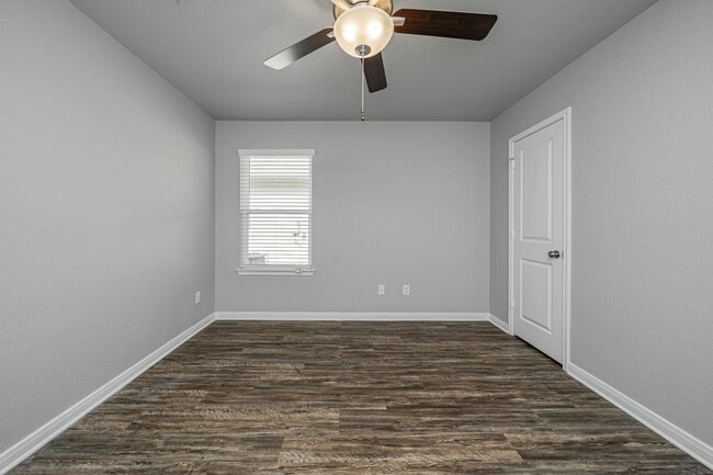 Building Photo - 521 Fallbrook Dr