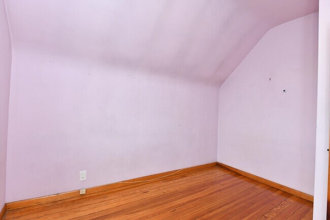 Building Photo - 241 Maple St