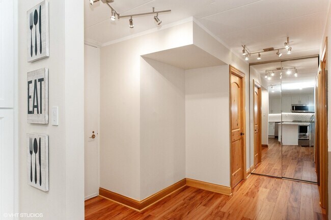 Building Photo - 18 E Old Willow Rd