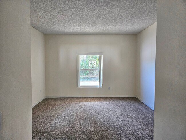 Building Photo - Newly renovated 3 bed, 2 bath home located minutes from Palm Coast dining, shopping, and the beach