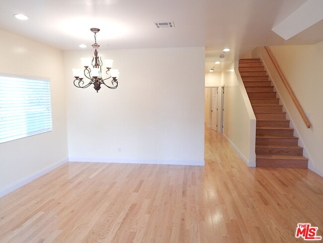 Building Photo - 2018 Hillcrest Dr
