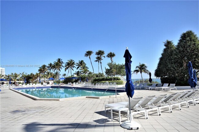 Building Photo - 5161 Collins Ave