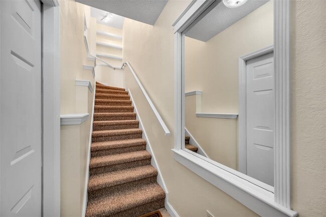 Building Photo - 755 Mainsail Dr