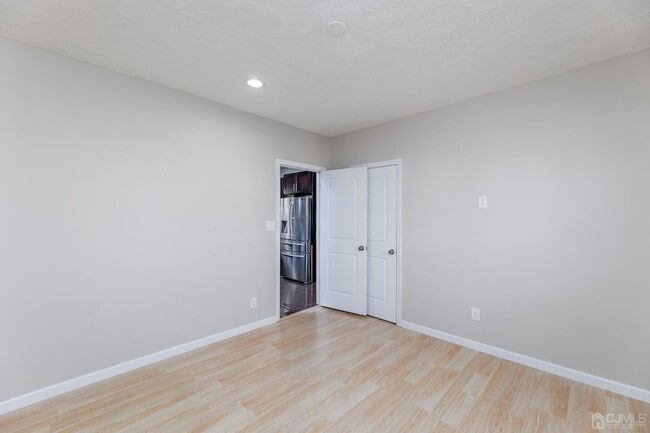 Building Photo - 52 Sharot St