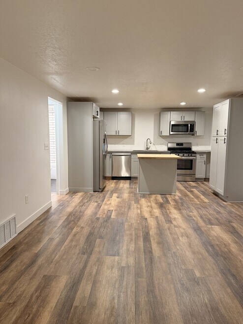 Building Photo - 655 S Sunset Dr