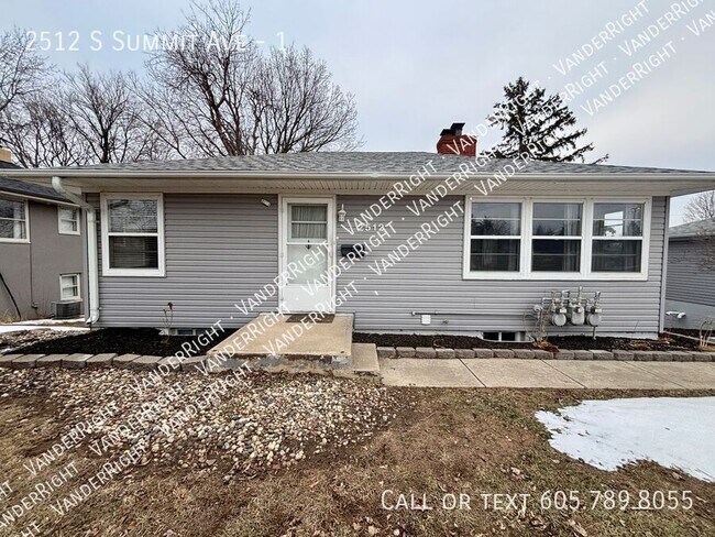 Building Photo - 2512 S Summit Ave