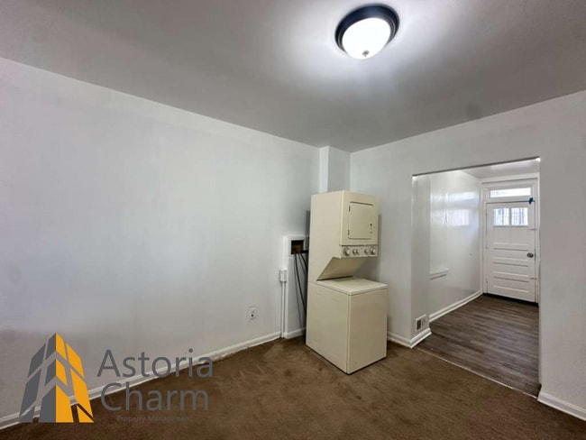 Building Photo - 1 Bedroom Plus Den Rowhome on Kuper Place