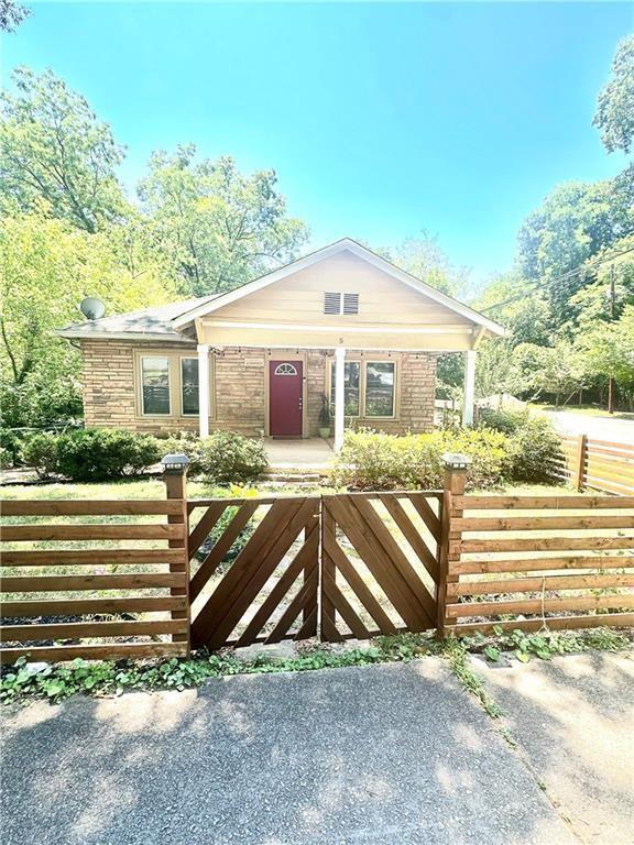 Building Photo - 5 Lakeview Dr SE
