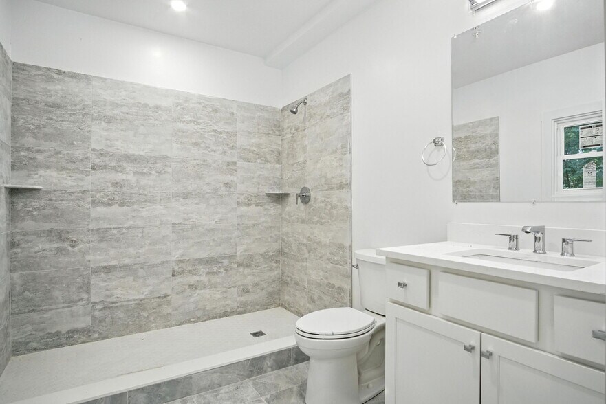 Building Photo - 21 Regent Cir