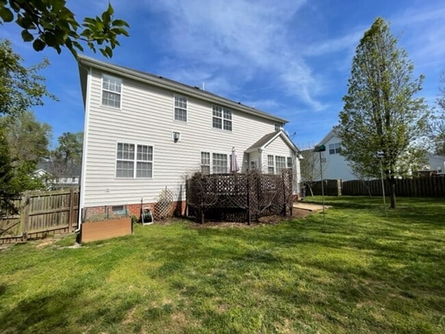 Building Photo - Amazing Hillsborough Home!