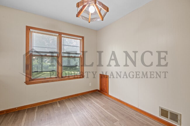 Building Photo - 636 S Clifton Ave