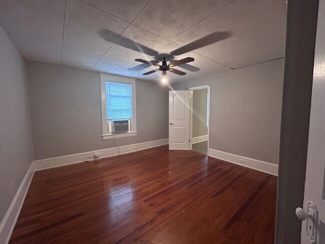 Building Photo - Spacious 3 BR home, Minutes to Medical Cen...