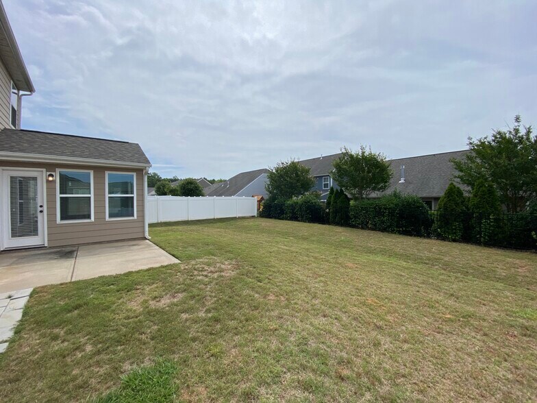 Private backyard and patio - 2076 Waverly Ct