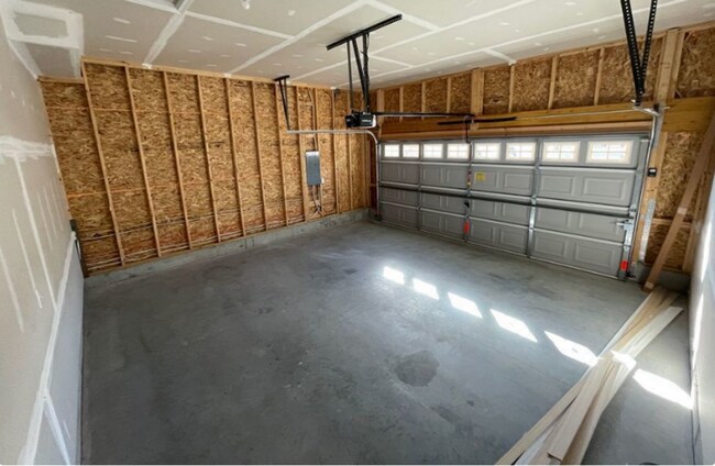 Building Photo - Stunning 4 bedroom 2.5 Bathroom Home in Ma...