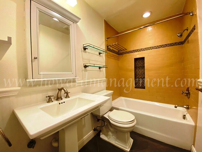 Building Photo - Professionally designed condo! Large kitch...