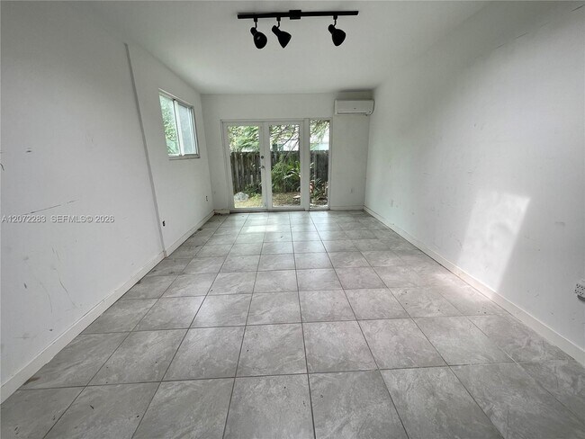 Building Photo - 10642 SW 77th Ave