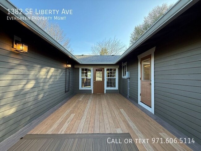 Building Photo - 1382 SE Liberty Ave
