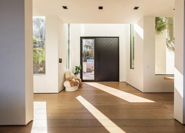 Building Photo - 13331 Mulholland Dr