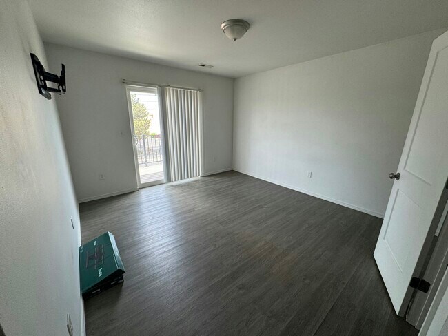 Building Photo - 2813 W Marina Dr