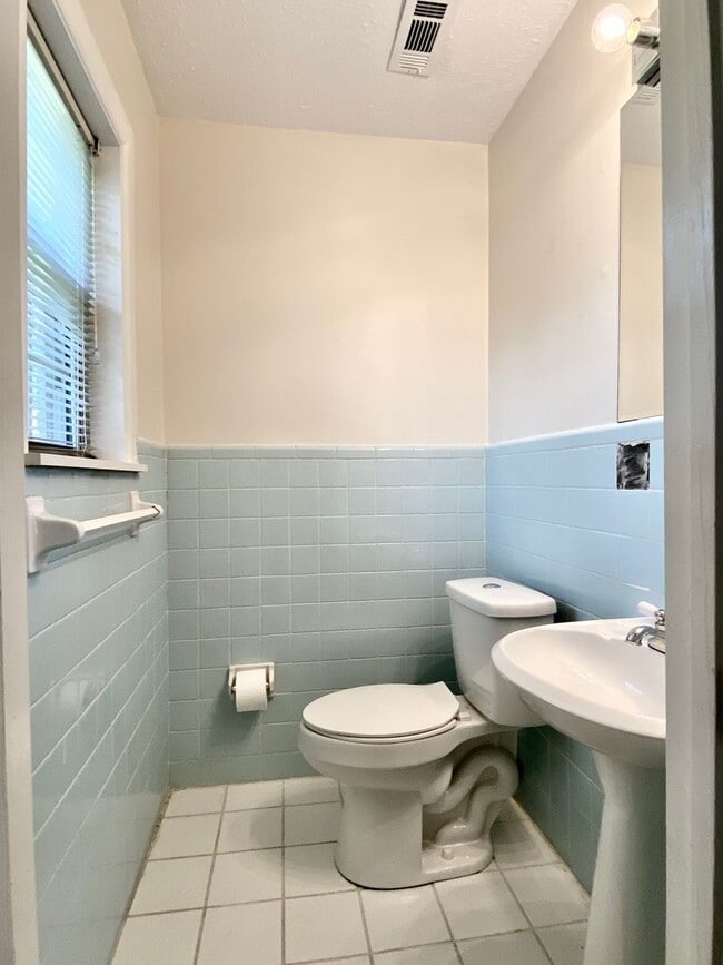 Building Photo - Immaculate 3 Bedroom 1.5 Bath