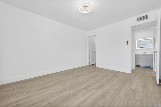 Building Photo - 124 Normandy Ln