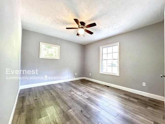 Building Photo - Lovely 3-Bed, 2-Bath Home with Modern Comf...