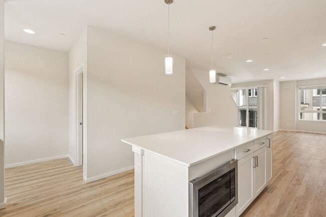 Building Photo - 4 Bedroom 3 Bath Stunning Brand New Town H...