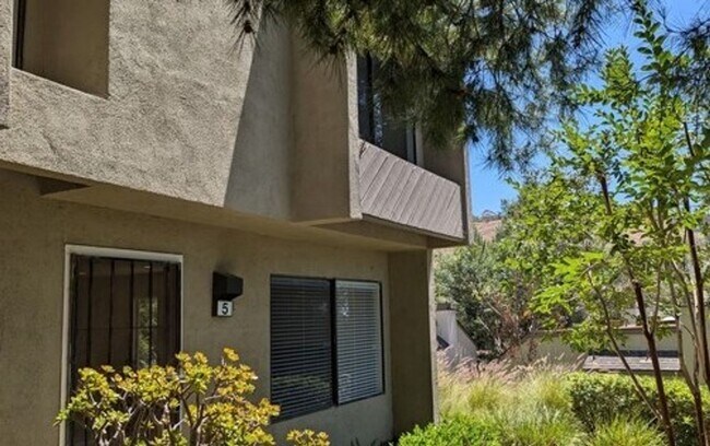 Building Photo - Charming 3 Bedroom, 2.5 Bath end unit Town...