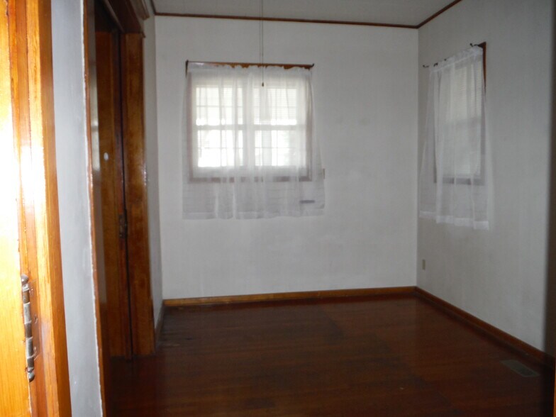 bedroom 2 - 916 W 3rd St