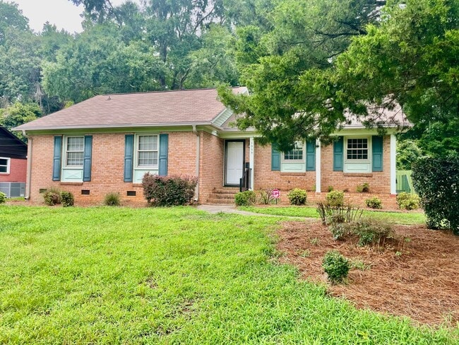 Building Photo - Welcome to the Classic 3 bedroom 1 1/2 bat...