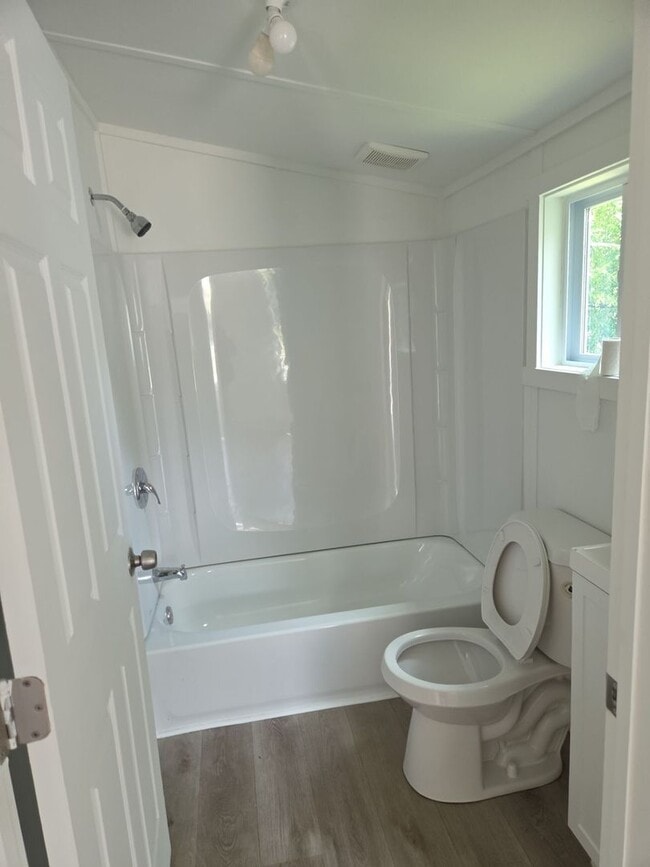 Building Photo - 204 Thomas Ln