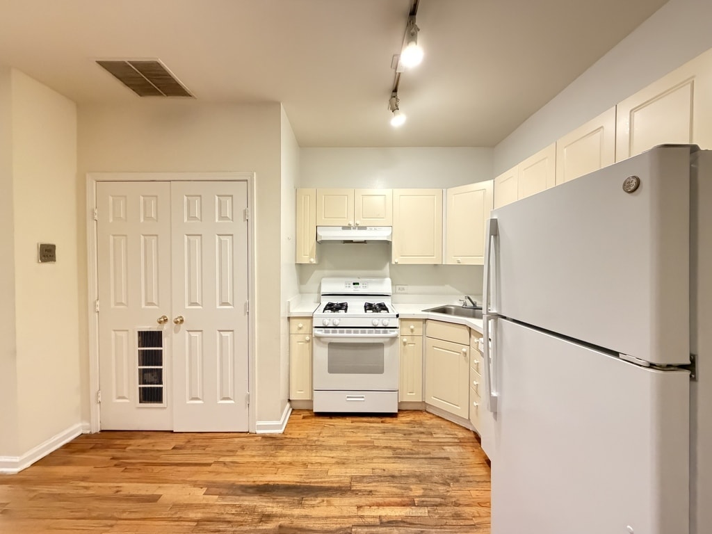 Building Photo - 909 W Dakin St