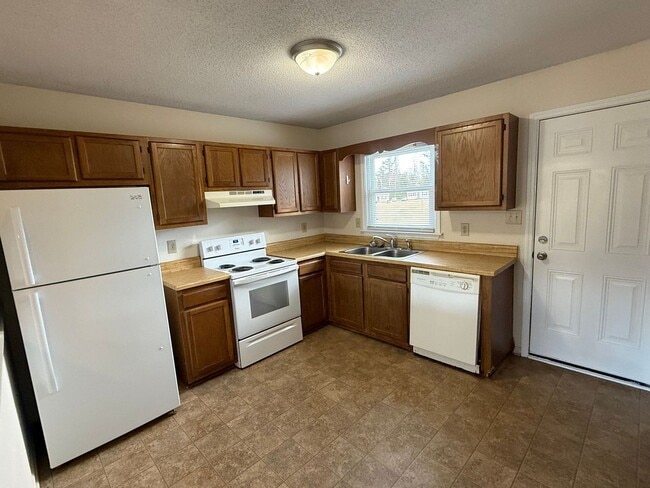 Building Photo - 2 Bedroom 1 Bathroom