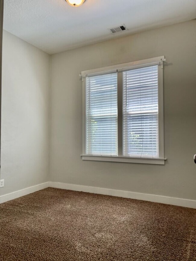 Building Photo - 576 N 400 W