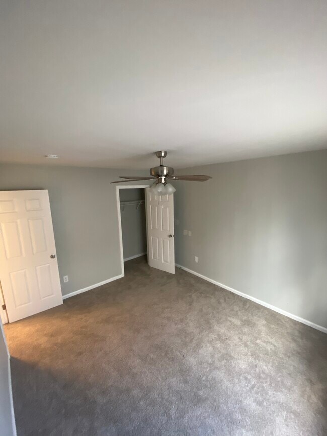 Building Photo - 412 Walnut Woods Dr