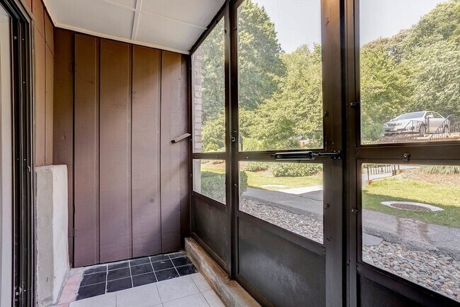 Building Photo - 7 Greenbriar Dr