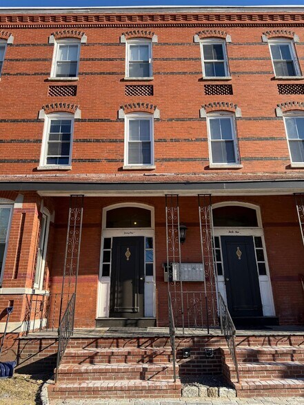 Building Photo - 39 Laurel St