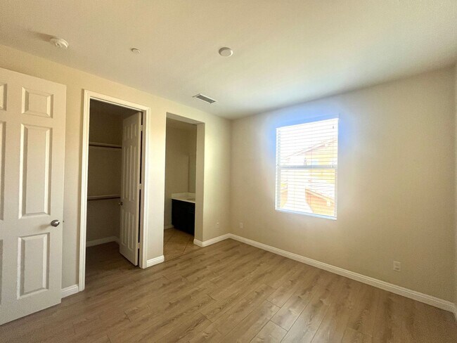 Building Photo - Beautiful San Dimas Home in Gated Community