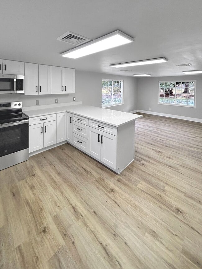 Building Photo - Welcome to this newly remodeled gem located in the heart of Collier, PA.