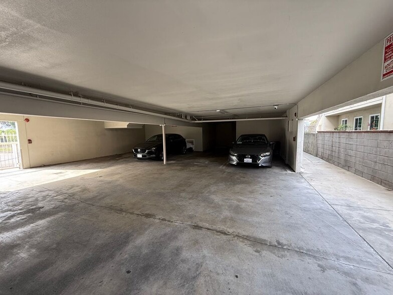 Building Photo - 400 N Hobart Blvd